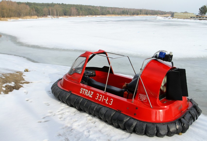 Strażacy z Piotrkowa prowadzą dziś nad Zalewem Sulejowskim...