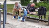 Żory. Czy spożywanie alkoholu w miejscach publicznych to spory problem? Stoją w bramach, dewastują i piją