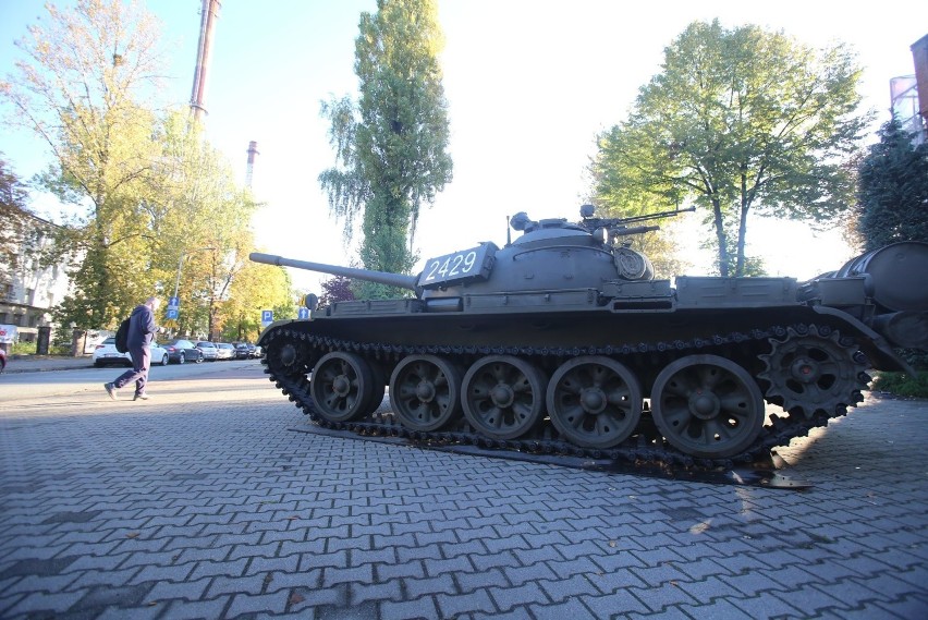 Katowice: Przed kopalnią Wujek stanął czołg T-55. Trafi na nową wystawę w Śląskim Centrum Wolności i Solidarności