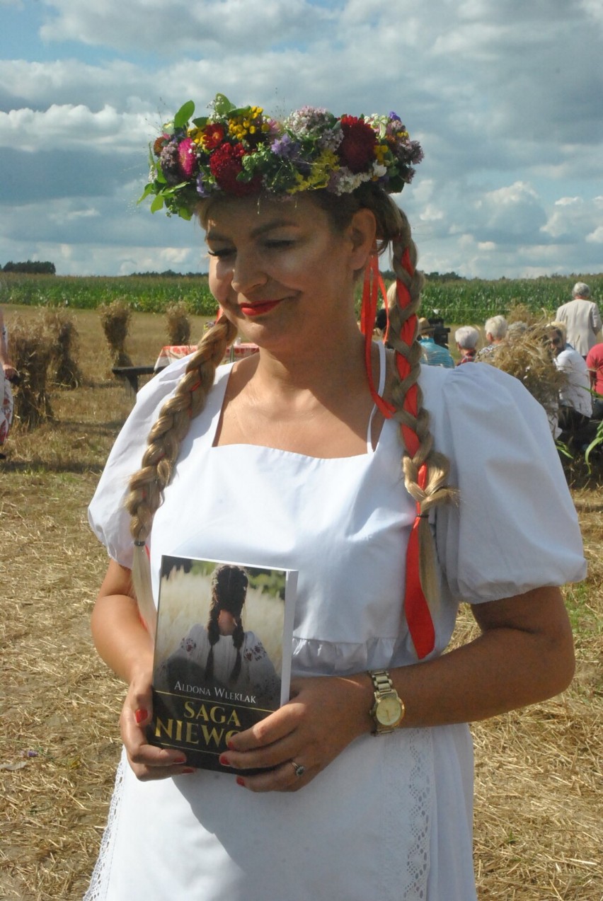 "Saga niewoli" Aldony Wleklak - promocja książki odbyła się na polu w Radomicku. Pierwowzorami bohaterów byli pradziadkowie autorki [FOTO] 