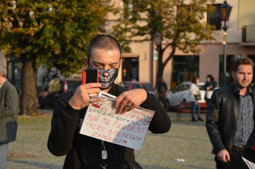 Protest koronasceptyków w Łowiczu [ZDJĘCIA Z DEMONSTRACJI]