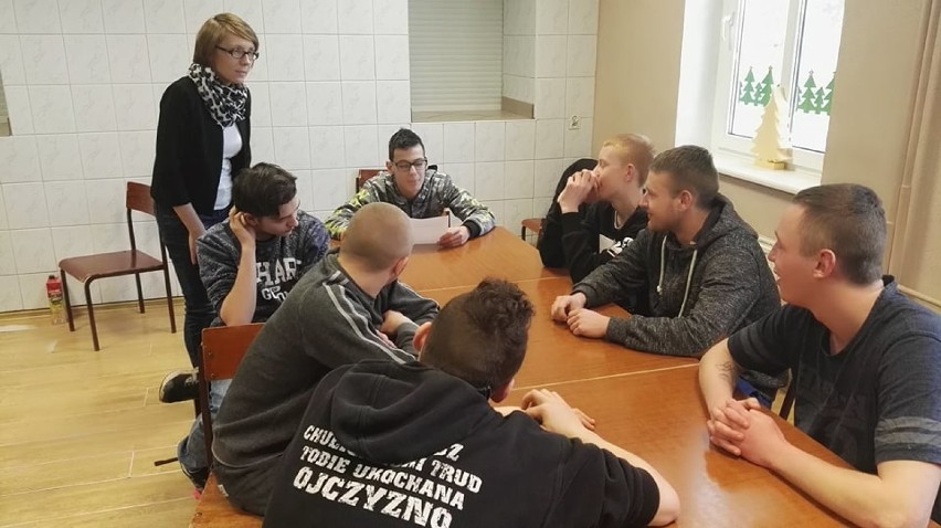 Uczestnicy Ośrodka Szkolenia i Wychowania OHP w Szamocinie...
