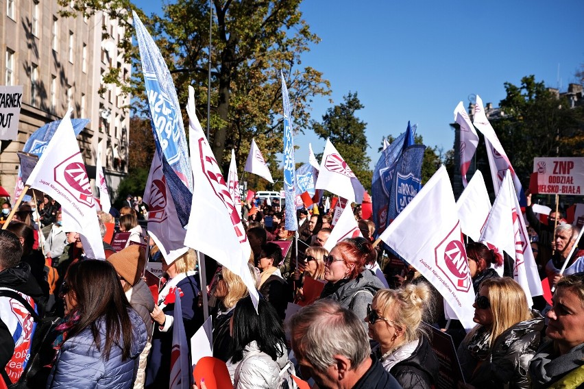Protest nauczycieli w Warszawie przeciwko decyzjom Ministra Edukacji. Żądają podwyżek i pokazują czerwoną kartkę Przemysławowi Czarnkowi