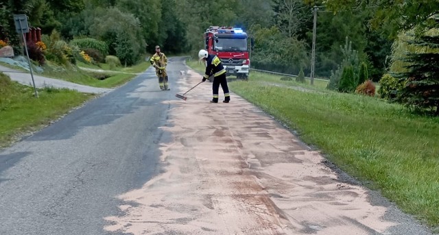 Plama oleju na drodze gminnej w Uściu Gorlickim