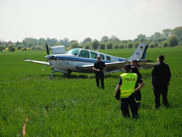 Gm. Sztutowo. Awaryjne lądowanie samolotu na polu w Grochowie Trzecim