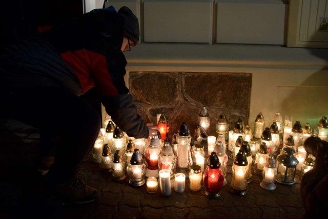 Gnieźnianie oddali hołd Pawłowi Adamowiczowi, prezydentowi Gdańska