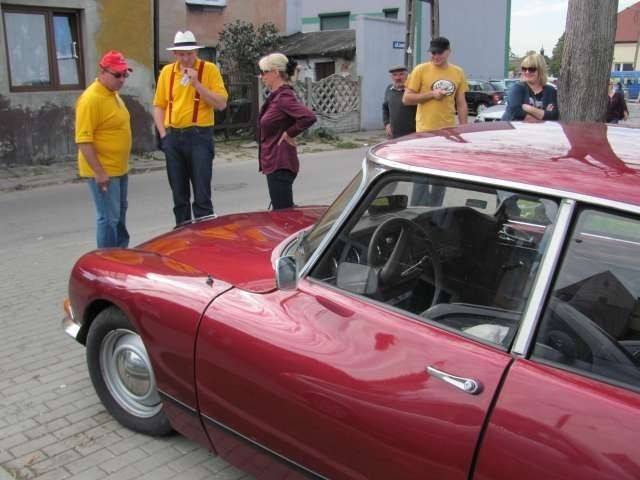 Zabytkowe samochody gościły w sobotę w Żarkach