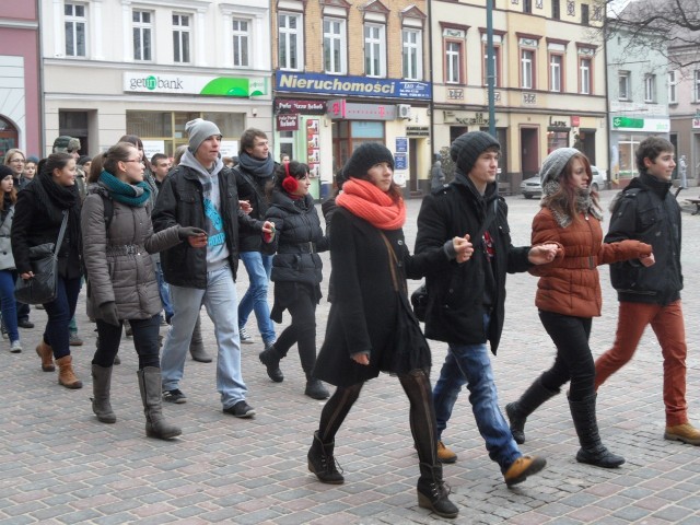 Uczniowie ZSOT w Lublińcu zatańczyli poloneza na rynku