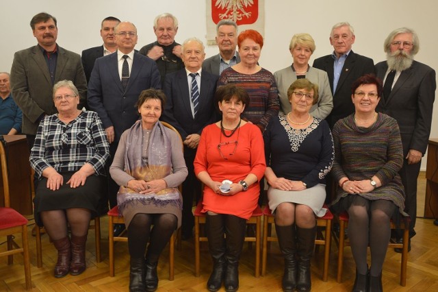 Rada seniorów z burmistrzem Krzysztofem Obratańskim, przewodniczącym rady miasta Piotrem Słoką i opiekunem rady seniorów Przemysławem Janiszewskim