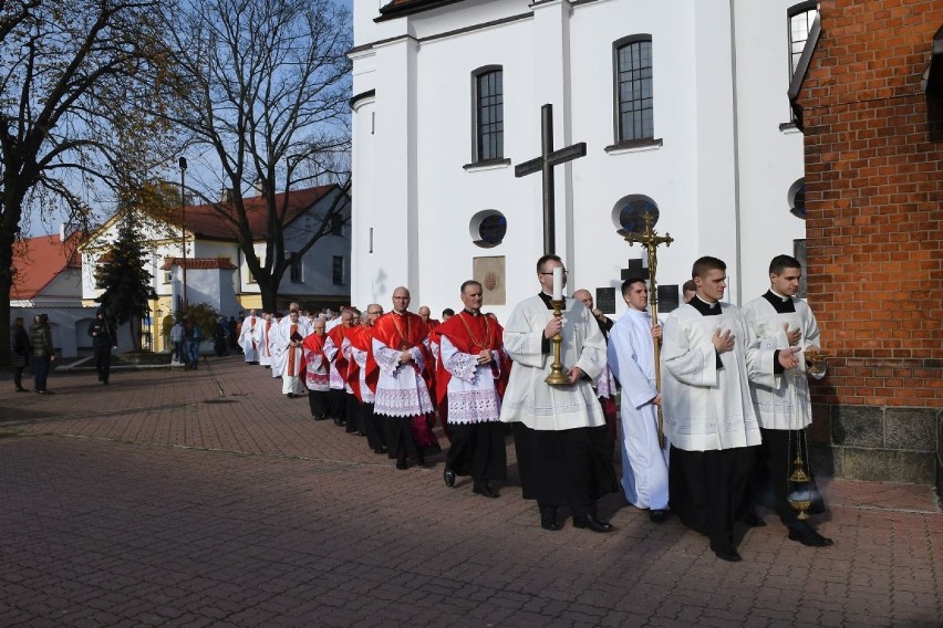 Paliusz na ramionach arcybiskupa Tadeusza Wojdy [zdjęcia]