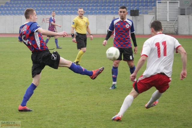 W meczu 15. kolejki 4. ligi kujawsko-pomorskiej przy ulewnym deszczu gospodarz Lider Włocławek przegrał z Wisłą Nowe.

Bramki zdobyli: Wojtczak (6), Olach (43) - Horna (1, 75), Reszke (12), Myścich (58).


