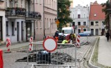 Trwa naprawa jezdni przy torach tramwajowych w okolicy ulicy Klasztornej w Grudziądzu. Auta tędy nie przejadą  [zdjęcia]