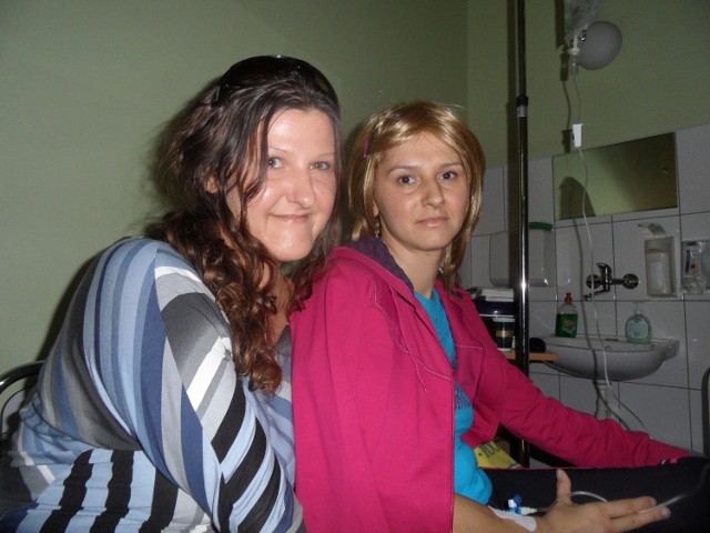 Edyta Kafel (po prawej) ze swoją siostrą Wioletą w szpitalu.