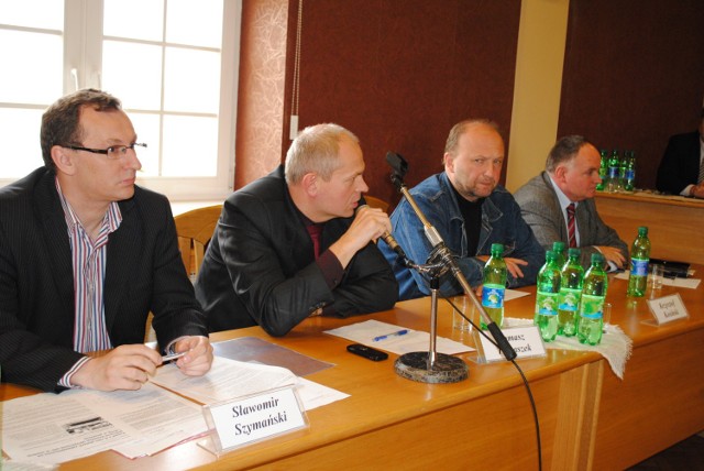 Radni PiS-u i Ruchu dla Grudziądza podczas sesji. Od prawej Marek Czepek, Krzysztof Kosiński. Z lewej Sławomir Szymański. Na zdjęciu jest także rajca Tomasz Tomaszek