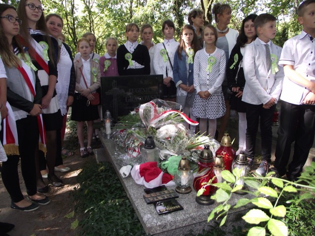 Wałbrzyskie obchody 76 rocznicy wybuchu II wojny światowej rozpoczęły się od modlitwy, złożenia kwiatów i zapaleniu zniczy na grobie Eugeniusza Grabowskiego, obrońcy Westerplatte