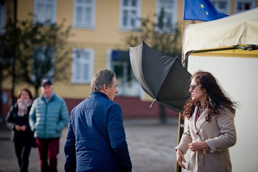 Około 20 osób protestowało dzisiaj po godz. 16 na Dużym...