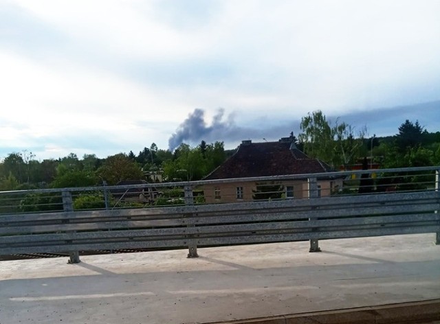 W piątek, o godzinie 18.30, bydgoscy strażacy dostali wezwanie do pożaru drewnianej wiaty. Ogień pojawił się przy ulicy Jeździeckiej 6. Na miejsce wysłano pięć zastępów straży pożarnej.

➤➤