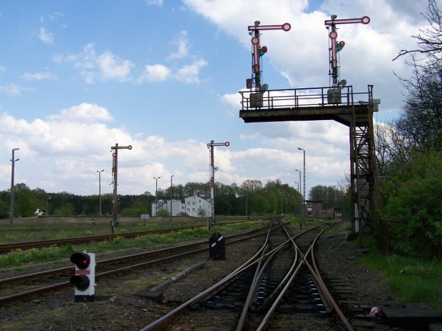 Trwa rozbudowa skansenu kolei powiatowych przy ul. Morwowej w Zielonej Górze. Zainstalowano już zabytkowy kozioł oporowy z 1882 r ze stacji Konotop. Przedłużany jest peron przy torze wschodnim , tak aby można było wygodnie zwiedzać parowóz, który stanie tutaj 1 października br. jak i wagon towarowy, który w skansenie jest już od 2017 r. Przygotowywana jest też instalacja, która posłuży oświetleniu eksponatów. Będą też możliwe iluminacje.