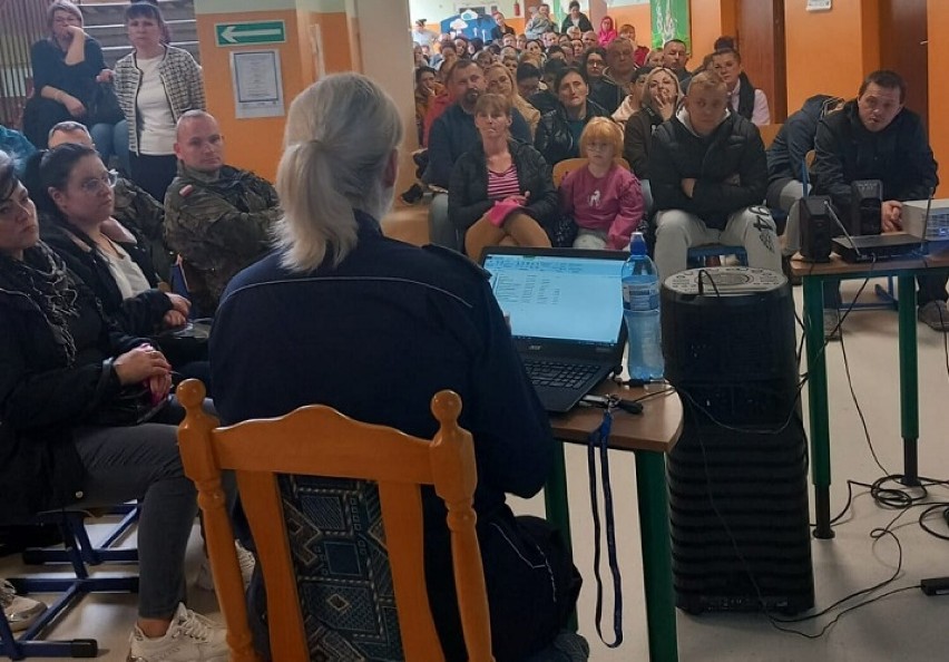 Cyberprzemoc tematem spotkania policjantki z rodzicami uczniów szkoły w Siemirowicach