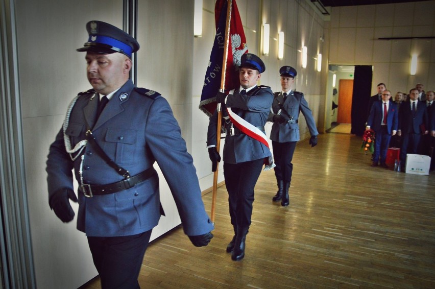 Bełchatów. Komendant Mielczarek oficjalnie pożegnał się z bełchatowską komendą. Policjanci przywitali nowego szefa [ZDJĘCIA]