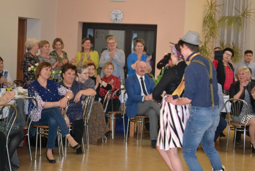 Dzień Kobiet w Moszczance. Dla pań wystąpił Zespół Tańca Ludowego Swojacy