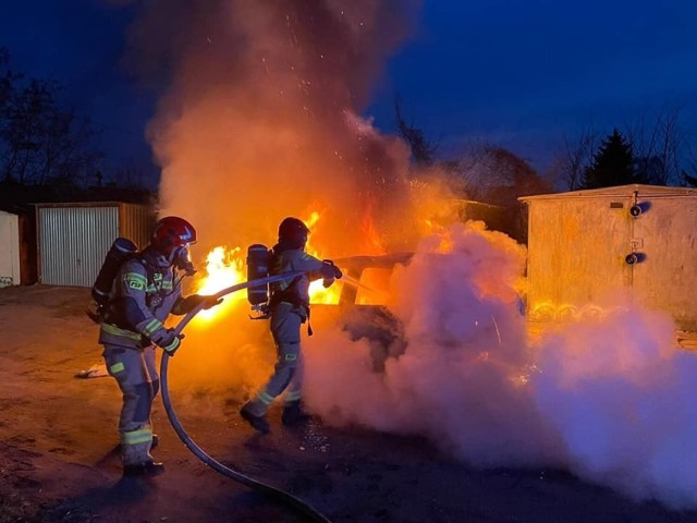 W czwartek 30 marca przy ul. Bielańskiej w Toruniu spalił się samochód. Strażacy otrzymali zgłoszenie o godz. 5.40, gdy ogień objął już całe auto.