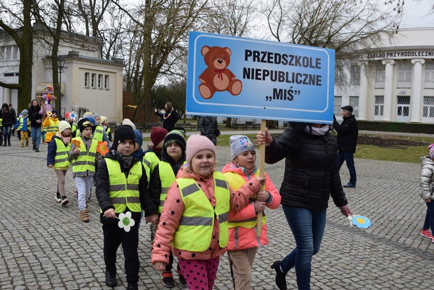 Inowrocław. W Solankach powitaliśmy wiosnę. Podczas imprezy zorganizowanej przez Miejską Radę Seniorów utopiono Marzannę i przegnano zimę