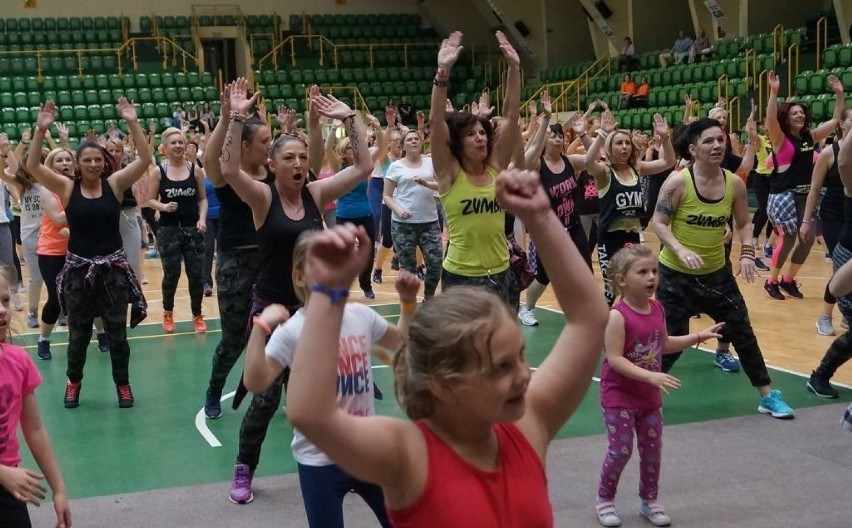 Bardzo duża grupa miłośników zumby pojawiła się w hali...