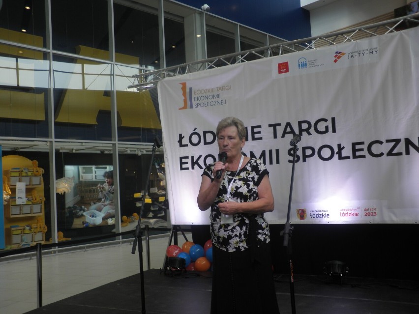 Seniorzy z "Jutrzenki" prezentowali swe talenty rękodzielnicze i sceniczne podczas Łódzkich Targów Ekonomii Społecznej