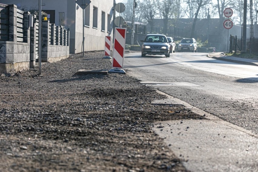 Kraków. Problemy na ulicy Łokietka. Mieszkańcy mają dość takiego remontu. Pytają, gdzie są pracownicy budowy i sprzęt [ZDJĘCIA]