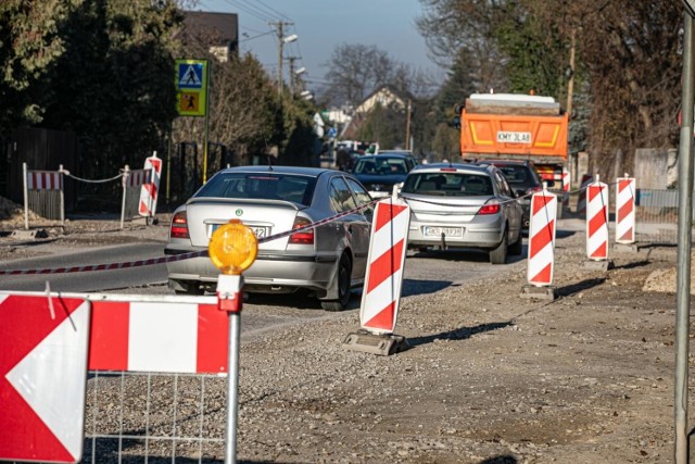 Kraków. Problemy na ulicy Łokietka. Mieszkańcy mają dość takiego remontu.  Pytają, gdzie są pracownicy budowy i sprzęt [ZDJĘCIA] | Kraków Nasze Miasto