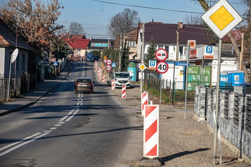 Kraków. Problemy na ulicy Łokietka. Mieszkańcy mają dość takiego remontu. Pytają, gdzie są pracownicy budowy i sprzęt [ZDJĘCIA]