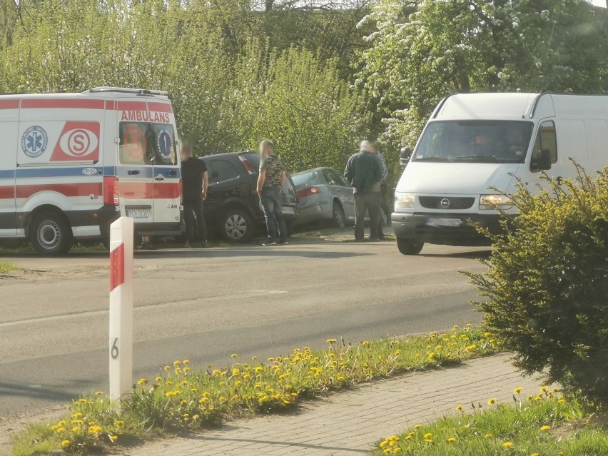 Wypadek pod Wągrowcem. Dwa samochody w rowie. Na miejsce wezwano służby ratunkowe i policję 