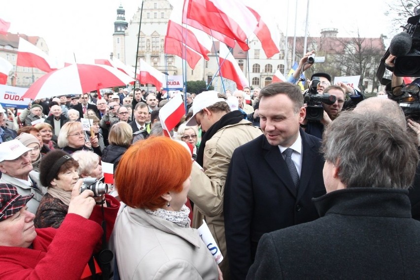 Andrzej Duda w Poznaniu. Złożył kwiaty pod Pomnikiem Ofiar...