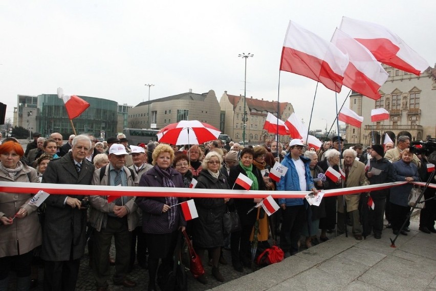 Andrzej Duda w Poznaniu. Złożył kwiaty pod Pomnikiem Ofiar...