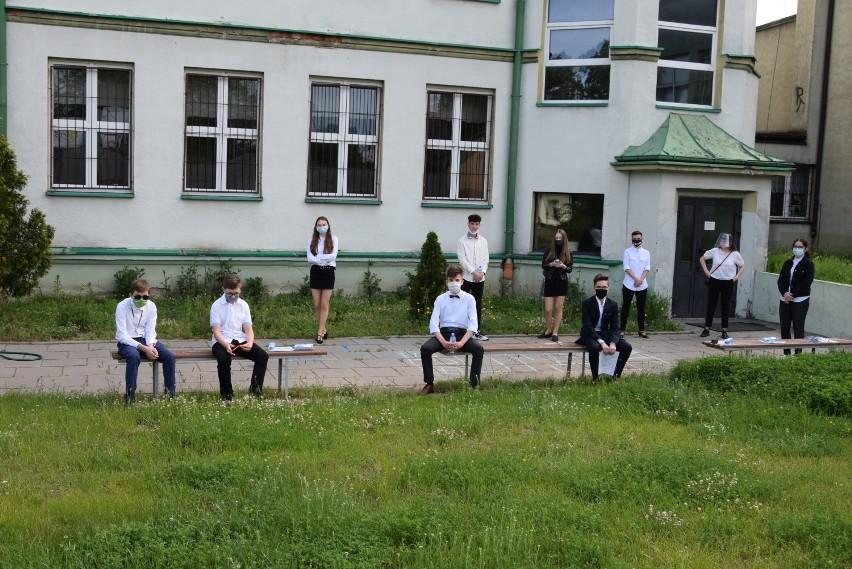 Wieluń. Egzamin ósmoklasisty 2020 w Szkole Podstawowej nr 4. Uczniowie zmagają się matematyką[FOTO]
