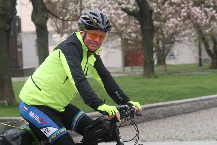 Legnicki listonosz Piotr Ziętal wyruszył kolejny raz rowerem w samotną podróż