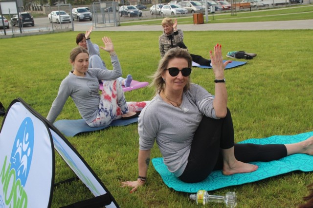 Zajęcia jogi na świeżym powietrzu na początek majówki z MOSiR Radomsko