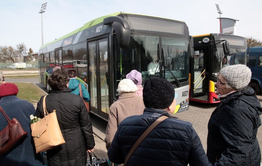 Dziś (1 kwietna) zespoły muzyczne i wokalne umilają podróż...