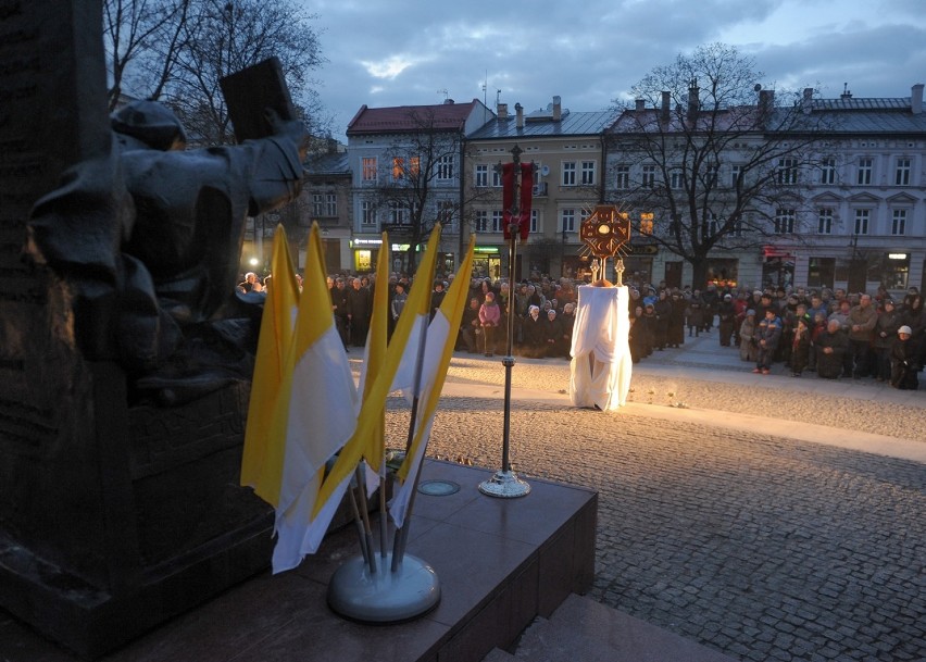 Przemyślanie modlili się pod pomnikiem św. Jana Pawła II