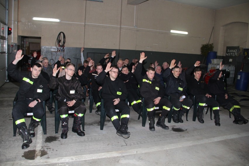 Strażacy z Ochotniczej Straży Pożarnej w Brzezinach spotkali się na zebraniu sprawozdawczym