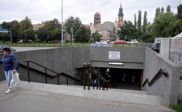 Podwale Przedmiejskie to jedna z najmniej przyjaznych przechodniom ulic i arteria, która trwale oddzieliła gdańskie Dolne Miasto od Śródmieścia. 

Drogowcy zaczynają przygotowywać ekspertyzy, które posłużą przywróceniu tam tradycyjnych przejść dla pieszych. 

Będzie to możliwe dzięki nowym drogom wyprowadzającym część pojazdów z centrum miasta.