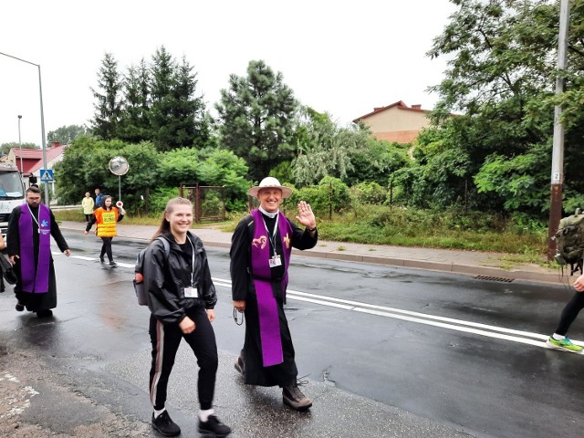 Biskup Marek Solarczyk wyruszył na trasę 43. Pieszej Pielgrzymki Diecezji Radomskiej na Jasną G&oacute;rę.