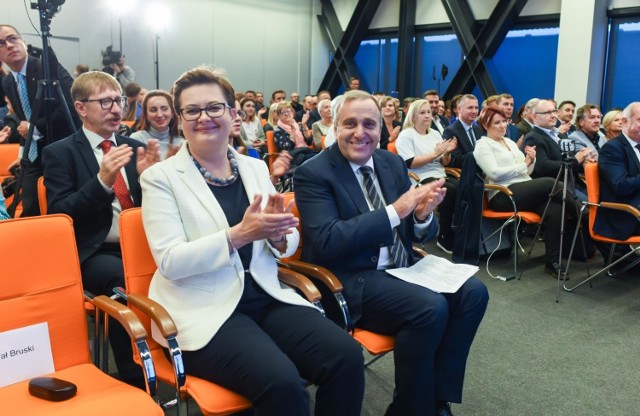 W sobotę w Centrum Konferencyjnego PARIS ul. Romanowskiej 2 w Bydgoszczy odbyła się Wojewódzka Konwencja Samorządowa Koalicji Obywatelskiej.

W spotkaniu udział wziął między innymi Grzegorz Schetyna, lider Platformy Obywatelskiej. Przemówili także Katarzyna Lubnauer, Barbara Nowacka i Rafał Bruski, prezydent Bydgoszczy.


Flesz: Mundurowi mają dość. Co dalej z naszym bezpieczeństwem? 

