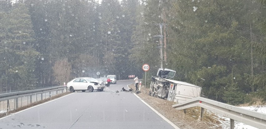 Jabłonka. Ciężarówka zderzyła się z samochodem osobowym. Jednak osoba jest ranna 