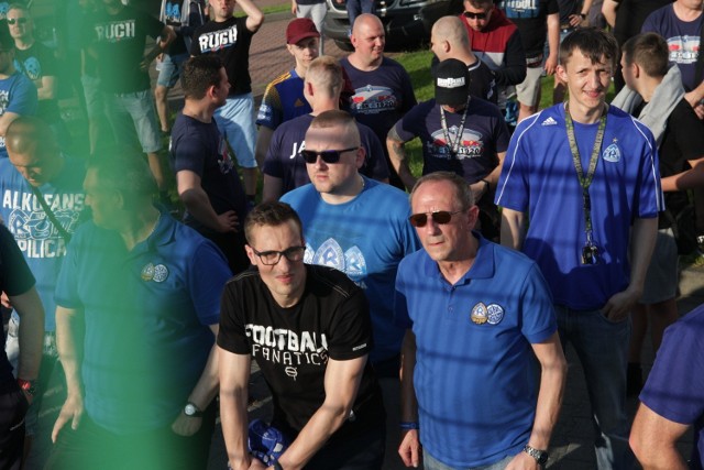 Pod stadionem w Pawłowicach Ruch dopingowało kilkuset fanów Niebieskich

Zobacz kolejne zdjęcia. Przesuwaj zdjęcia w prawo - naciśnij strzałkę lub przycisk NASTĘPNE