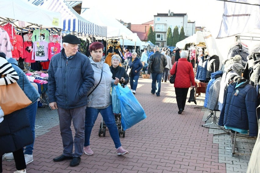 Mnóstwo ludzi na targowisku w Busku-Zdroju w środę, 26 października
