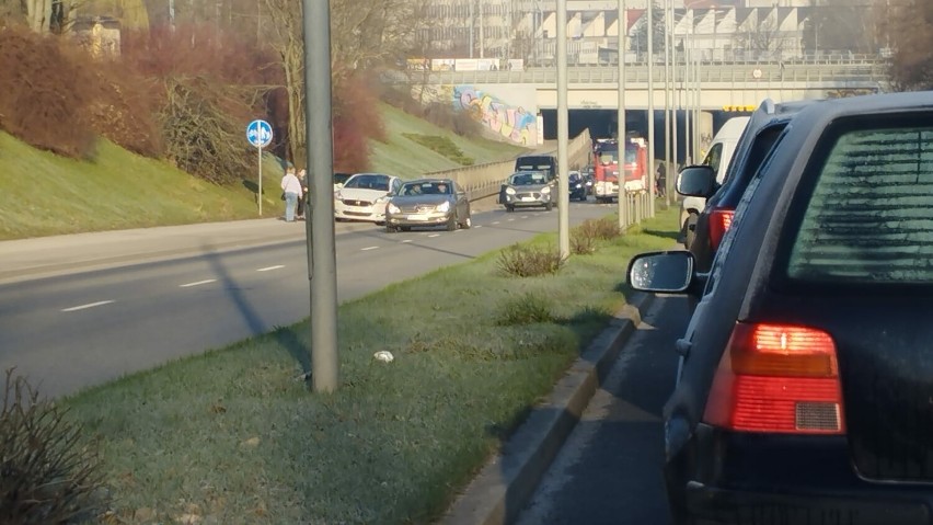 Wypadek w Radomiu na alei Józefa Grzecznarowskiego tuż obok wiaduktu. Jedna osoba trafiła do szpitala. Szybko utworzył się ogromny korek