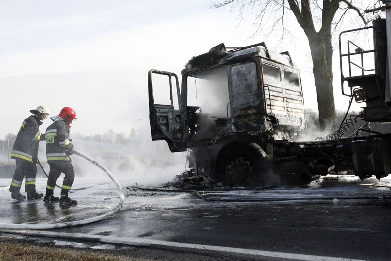 Legnica: Pożar tira w Dobroszowie (ZDJĘCIA)