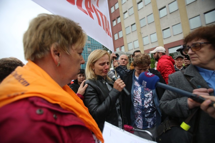 Trwa protest mieszkańców Pszczyny przed siedzibą NFZ....